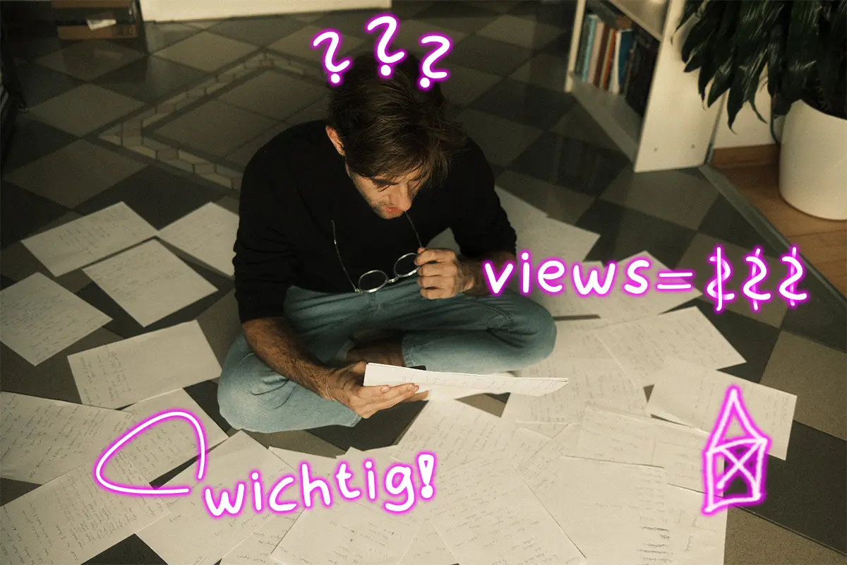 Ben, Gründer von swagner.co, sitzt auf dem Boden, umgeben von zahlreichen Blättern mit Notizen und analysiert Daten, um Erkenntnisse für Content-Strategien zu gewinnen.