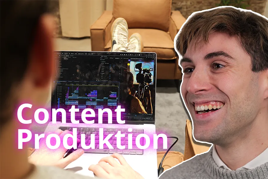 Eine Person bearbeitet Videos am Laptop, im Hintergrund ist eine Kamera zu sehen, daneben ein lachender Mann – Thema: Content-Produktion.