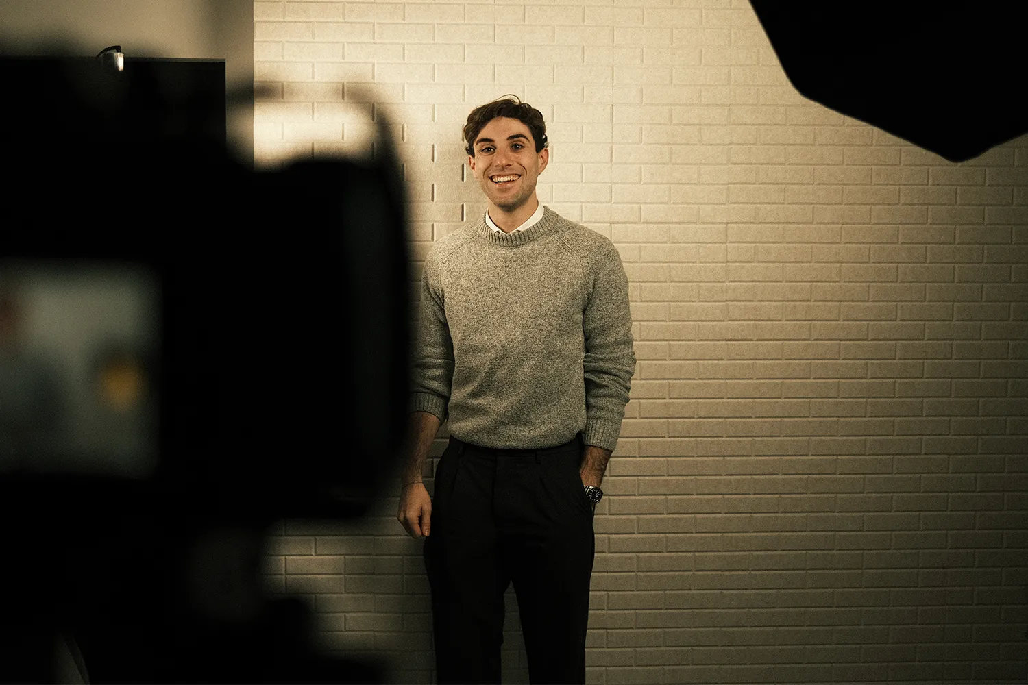 Ben, Gründer von swagner.co, steht lächelnd vor einer Kamera, bereit für eine Aufnahme in einem professionellen Setting.