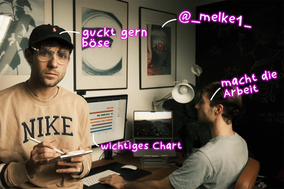 Ben, Gründer von swagner.co, arbeitet mit einem Kollegen an einem Projekt. Im Hintergrund sind Charts und kreative Wandkunst zu sehen.